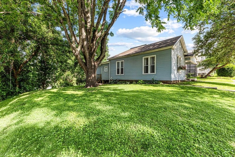 1819 Dewey Ave, St Joseph, MO 64505