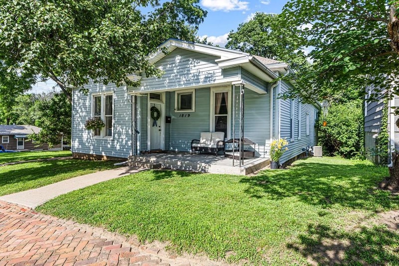1819 Dewey Ave, St Joseph, MO 64505