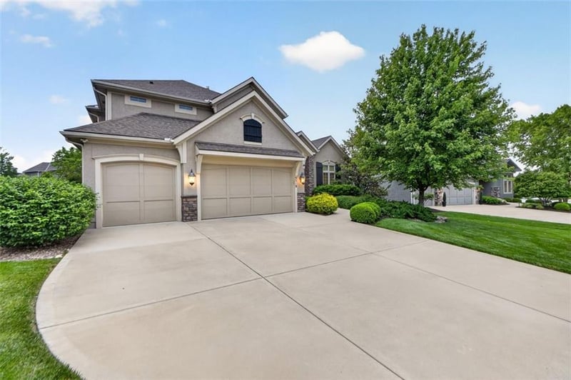 9519 W 151st Ter, Overland Park, KS 66221