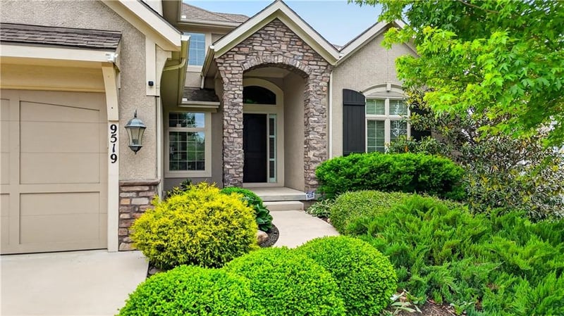 9519 W 151st Ter, Overland Park, KS 66221