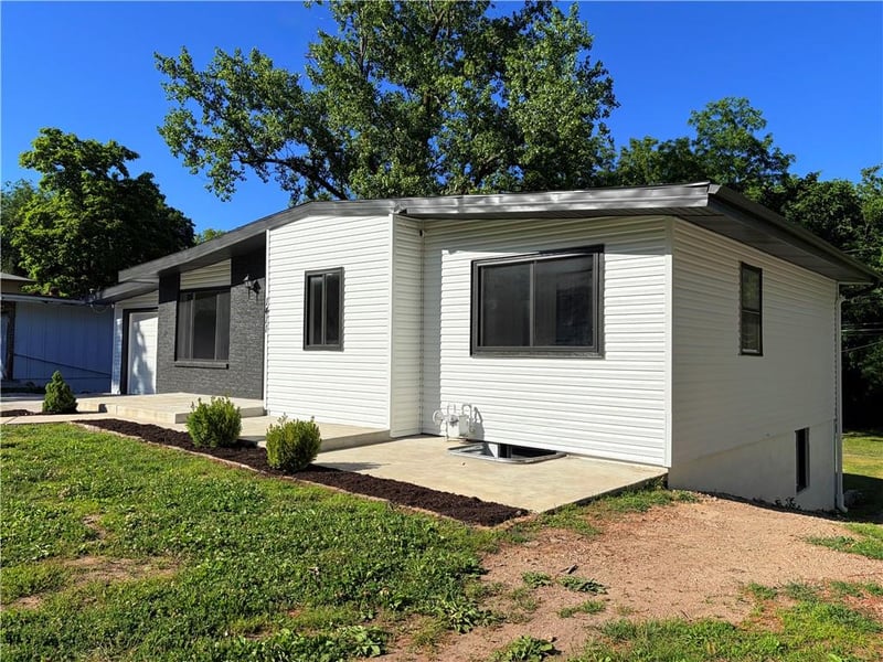 1411 75th Dr, Kansas City, KS 66112