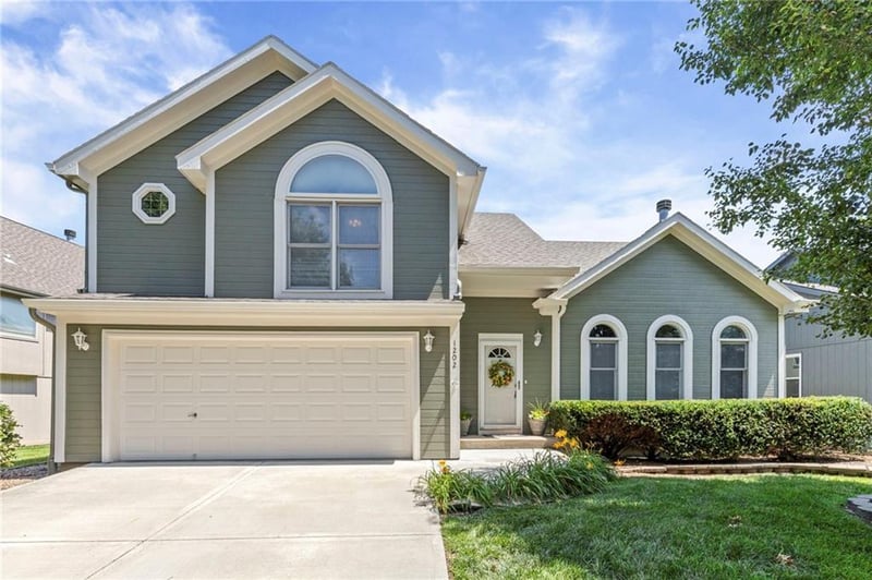 1202 Aspen Dr, Smithville, MO 64089