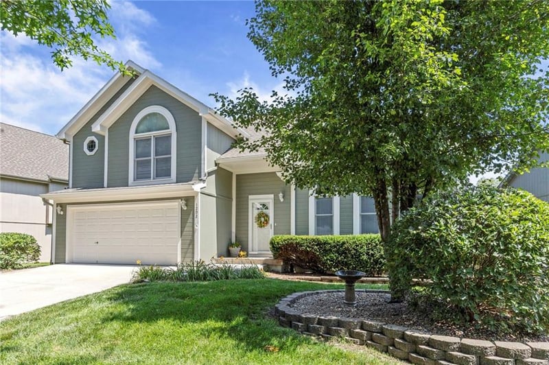 1202 Aspen Dr, Smithville, MO 64089