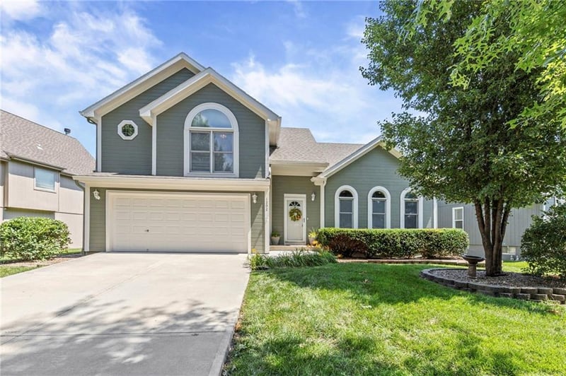 1202 Aspen Dr, Smithville, MO 64089
