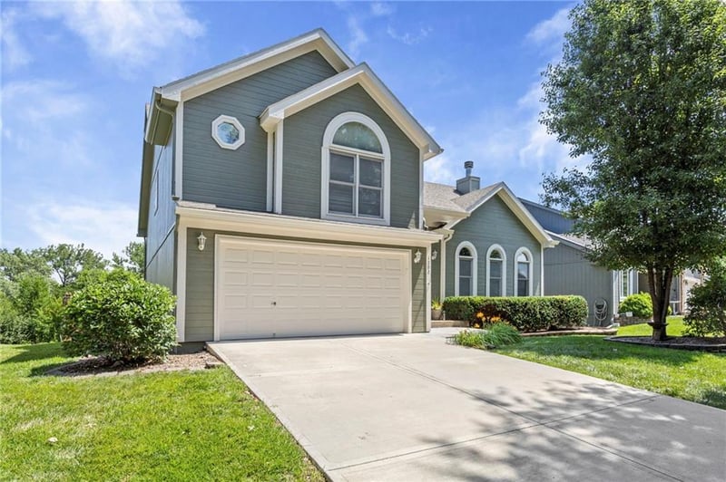 1202 Aspen Dr, Smithville, MO 64089