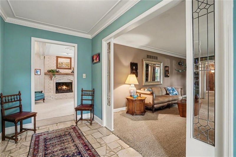 2 Bridlespur Ter, Kansas City, MO 64114