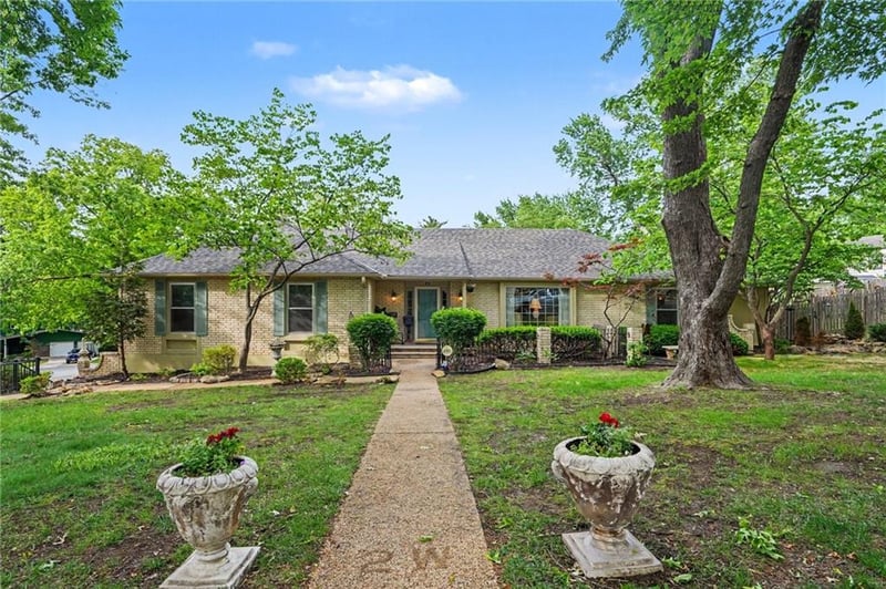 2 Bridlespur Ter, Kansas City, MO 64114