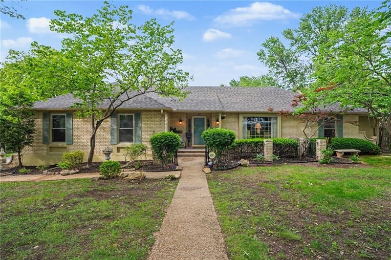 2 Bridlespur Ter, Kansas City, MO 64114