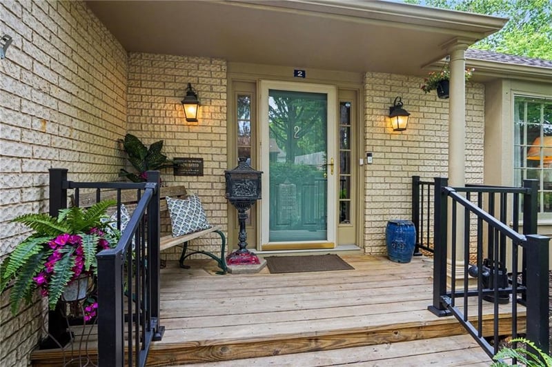 2 Bridlespur Ter, Kansas City, MO 64114