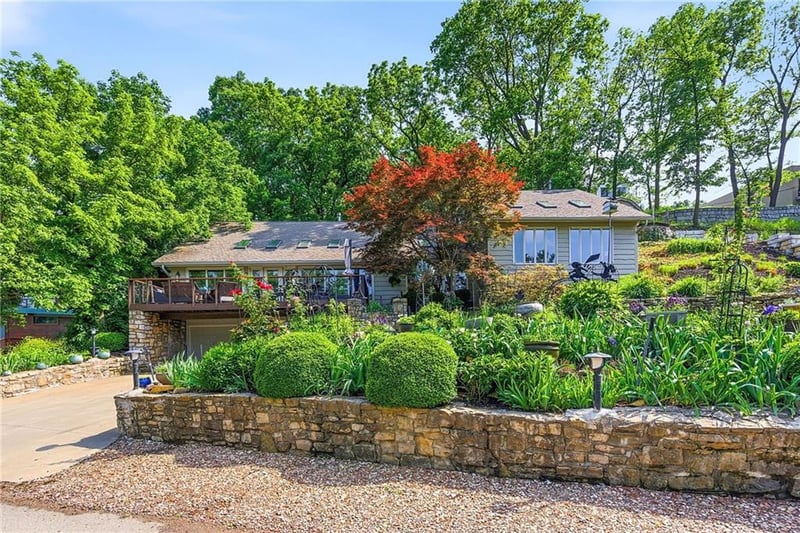 139 S Lakeshore Dr, Lake Quivira, KS 66217