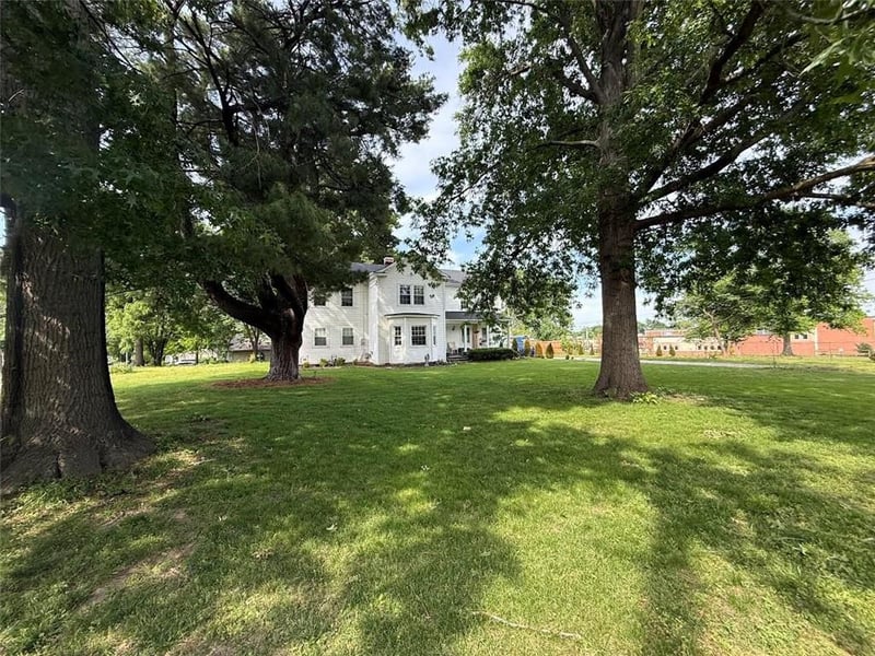 1900 65th St, Gladstone, MO 64118