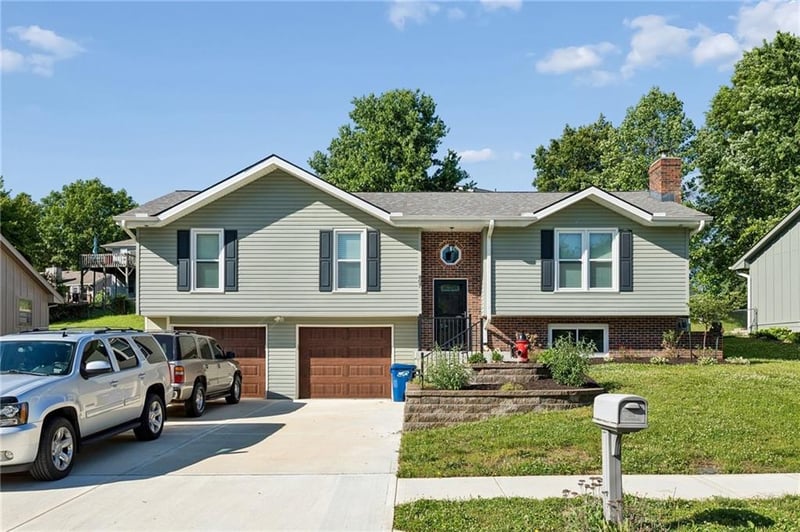 807 Summit St, Smithville, MO 64089