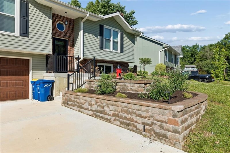 807 Summit St, Smithville, MO 64089