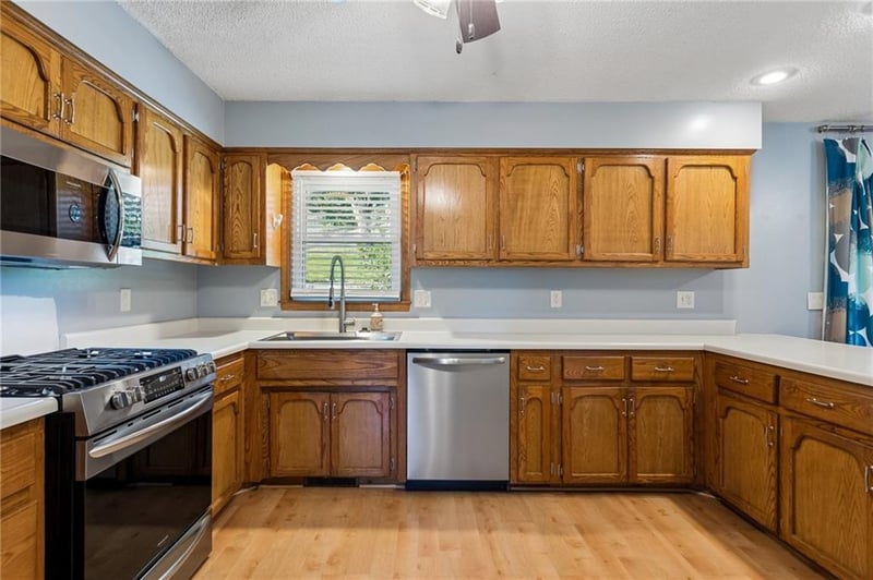 807 Summit St, Smithville, MO 64089