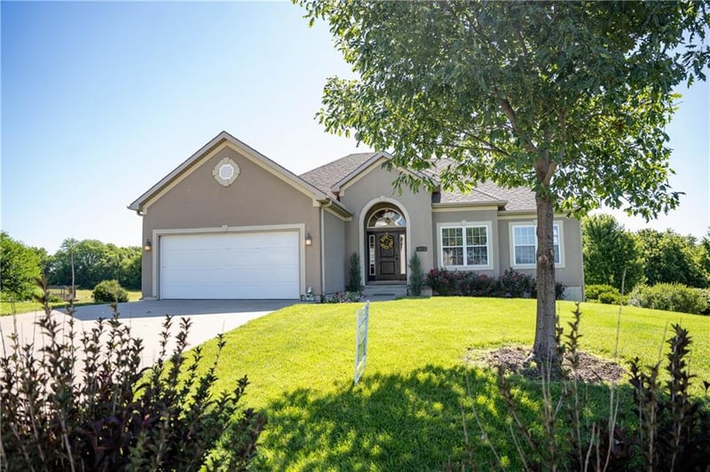 19327 Tomahawk Ln, St Joseph, MO 64505