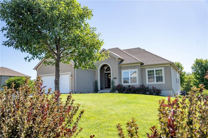19327 Tomahawk Ln, St Joseph, MO 64505
