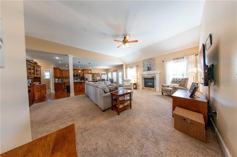 19327 Tomahawk Ln, St Joseph, MO 64505