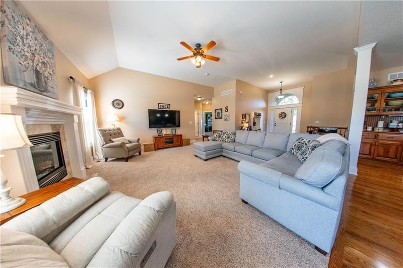 19327 Tomahawk Ln, St Joseph, MO 64505