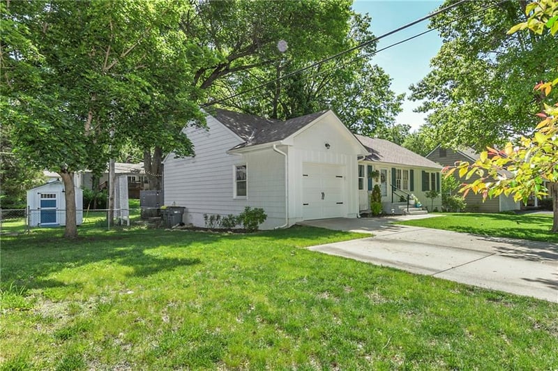 8735 Foster Ln, Overland Park, KS 66212