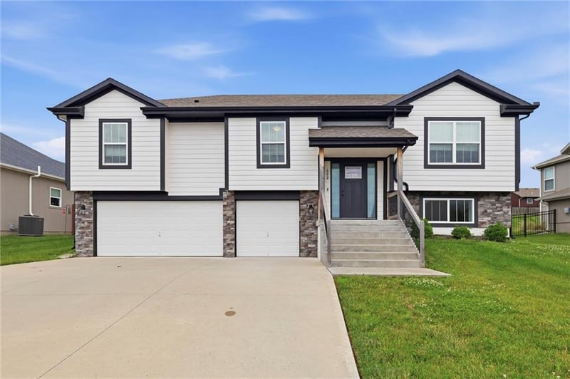 802 Wright St, Pleasant Hill, MO 64080