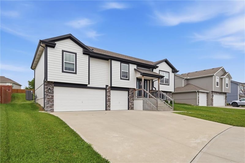 802 Wright St, Pleasant Hill, MO 64080
