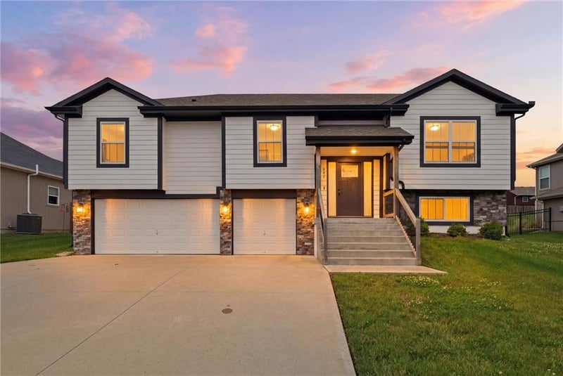 802 Wright St, Pleasant Hill, MO 64080