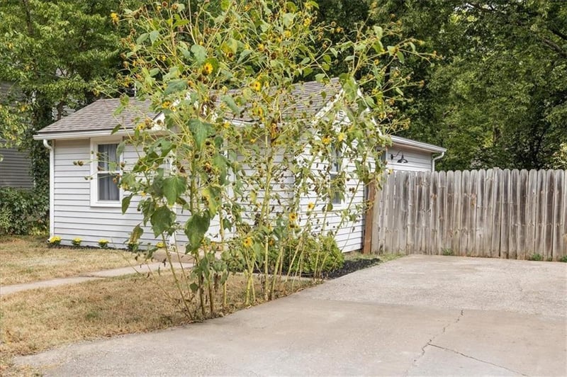 1418 Maple Ln, Lawrence, KS 66044