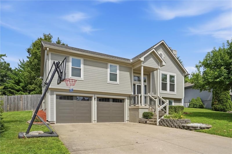 200 Highland Dr, Raymore, MO 64083