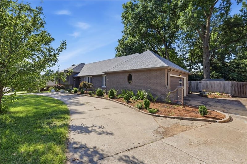1110 113th St, Kansas City, MO 64114