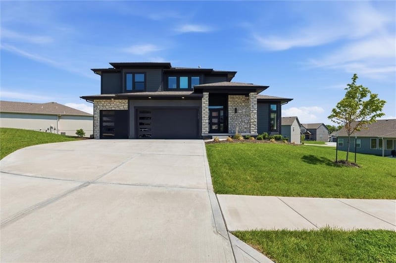 1628 Arborway Ter, Lee's Summit, MO 64082