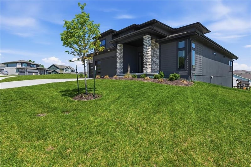 1628 Arborway Ter, Lee's Summit, MO 64082