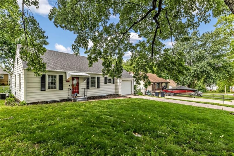 515 Greenfield Rd, Kansas City, MO 64116