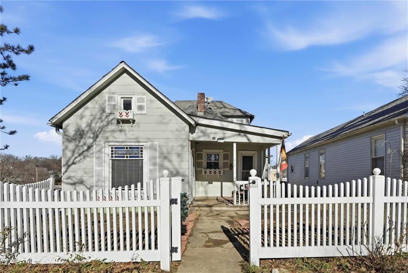 414 Pine St, Leavenworth, KS 66048
