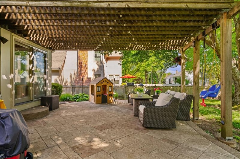 9613 123rd St, Overland Park, KS 66213