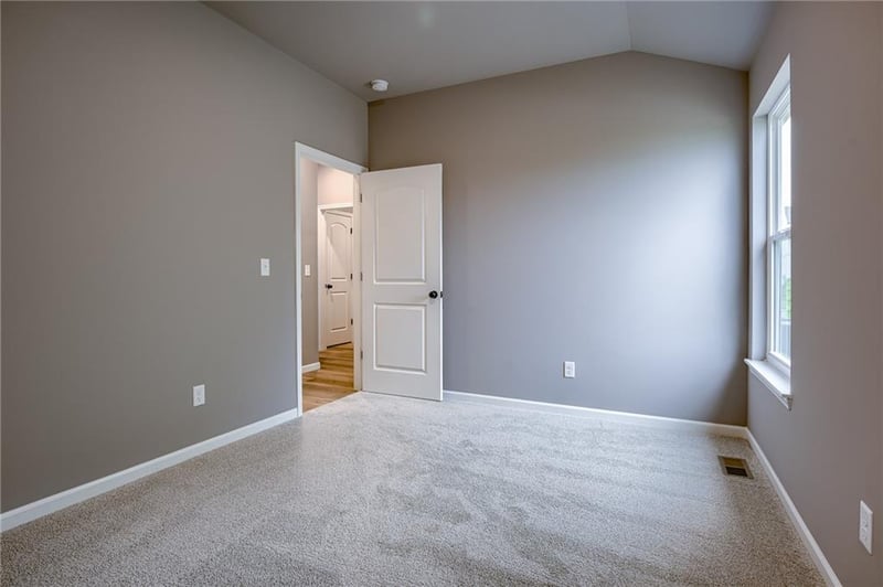 12423 Redwood St, Lee's Summit, MO 64086