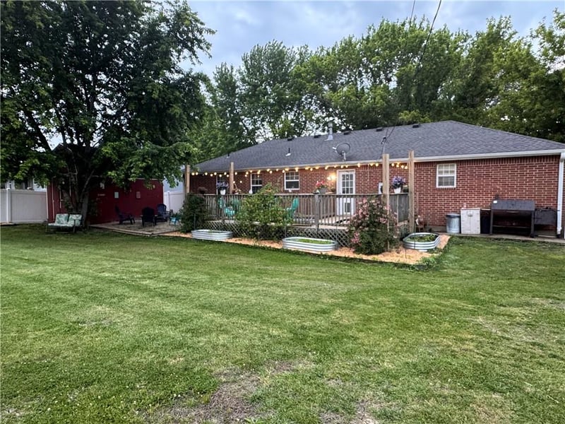 105 Village Ter, Tonganoxie, KS 66086
