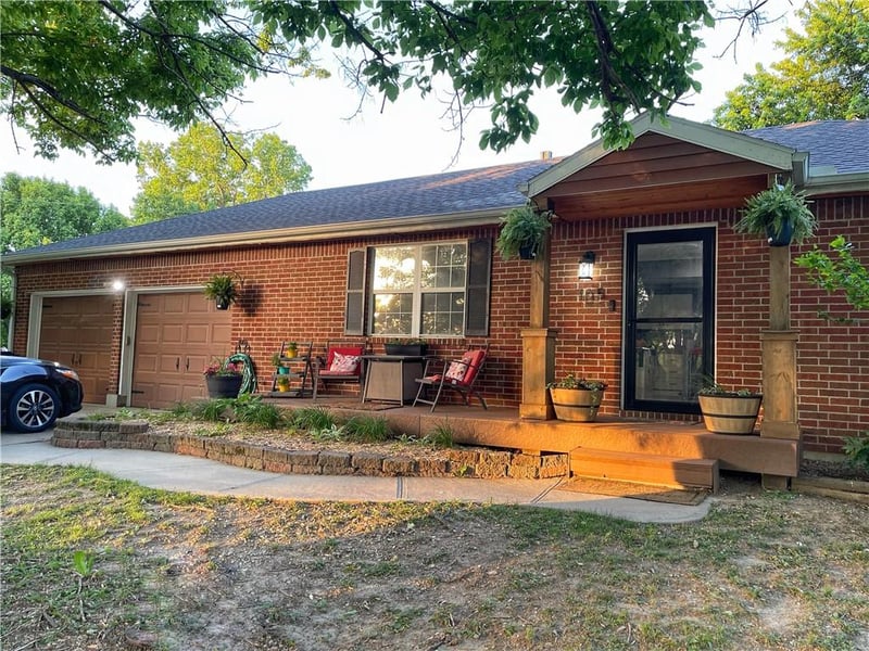 105 Village Ter, Tonganoxie, KS 66086