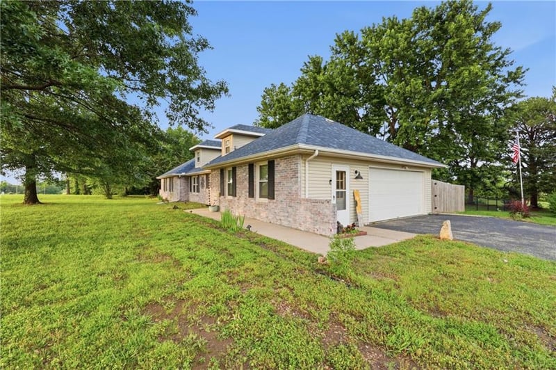 703 NE 102 P Rd, Clinton, MO 64735