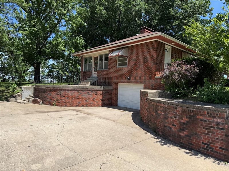 3407 Gene Field Rd, St Joseph, MO 64506