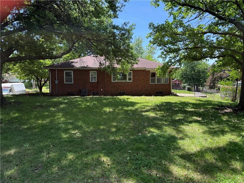 3407 Gene Field Rd, St Joseph, MO 64506