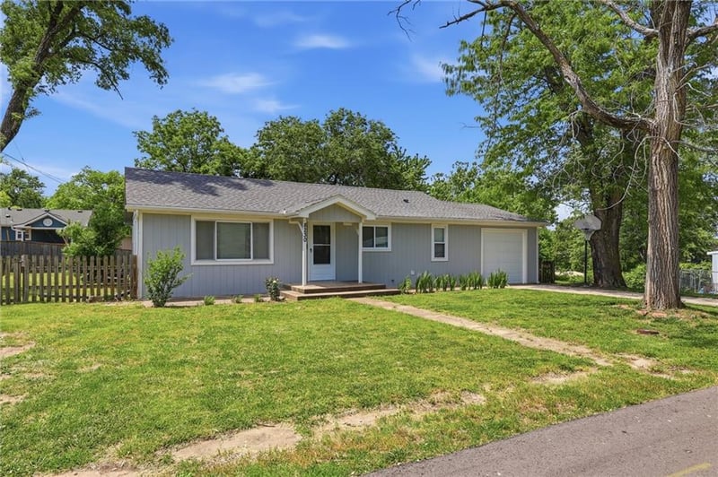 8230 Cherokee St, De Soto, KS 66018