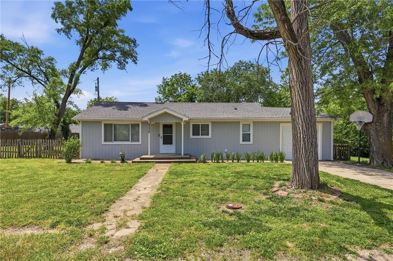 8230 Cherokee St, De Soto, KS 66018