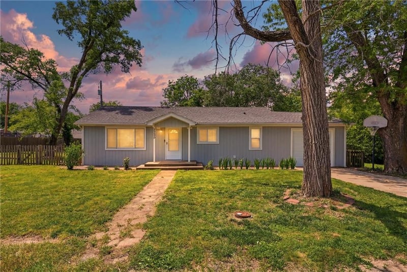 8230 Cherokee St, De Soto, KS 66018