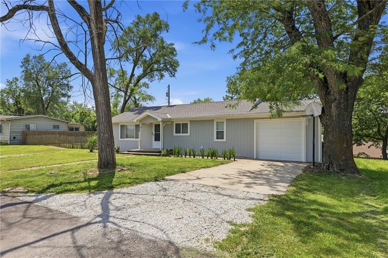8230 Cherokee St, De Soto, KS 66018