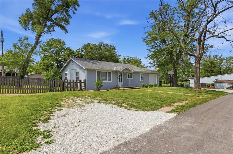 8230 Cherokee St, De Soto, KS 66018