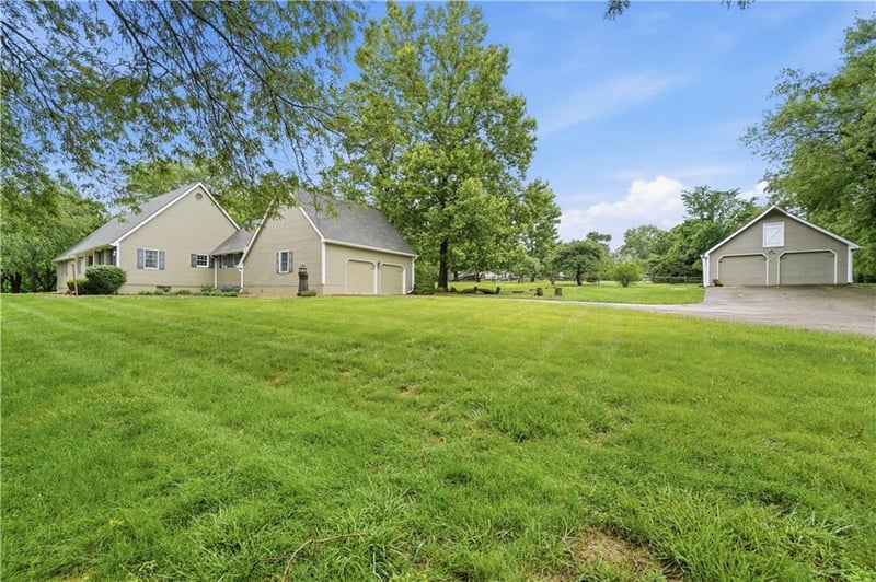 25409 Timberlake Trl, Greenwood, MO 64034