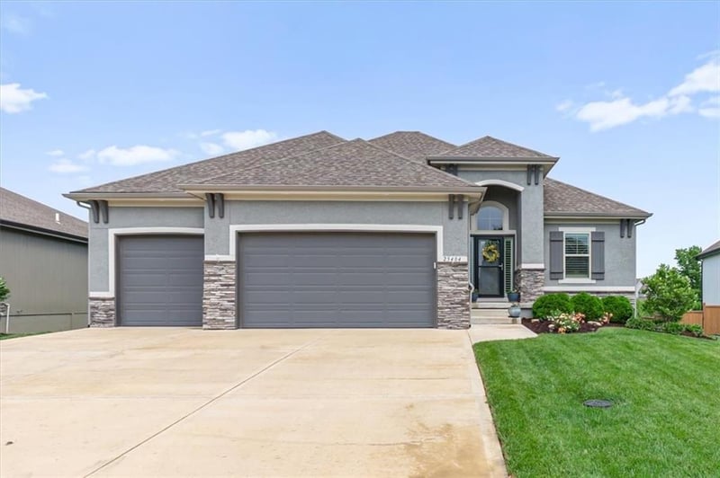 25404 146 St, Olathe, KS 66061