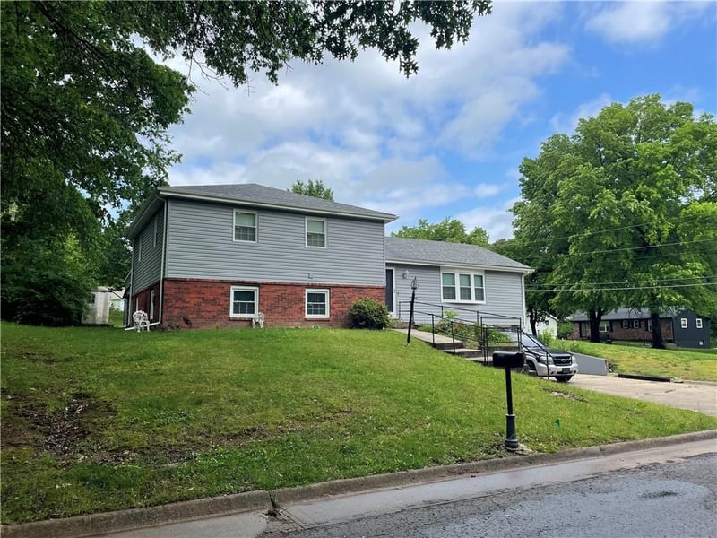2500 Broadway Ter, Leavenworth, KS 66048