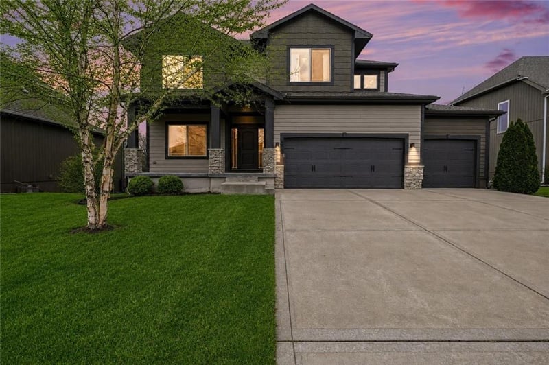 4212 Stoney Brook Dr, Lee's Summit, MO 64082