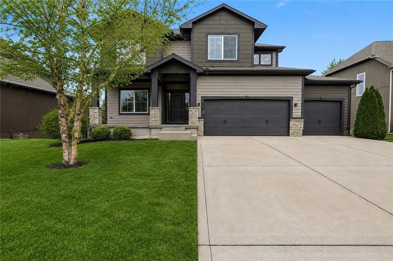 4212 Stoney Brook Dr, Lee's Summit, MO 64082